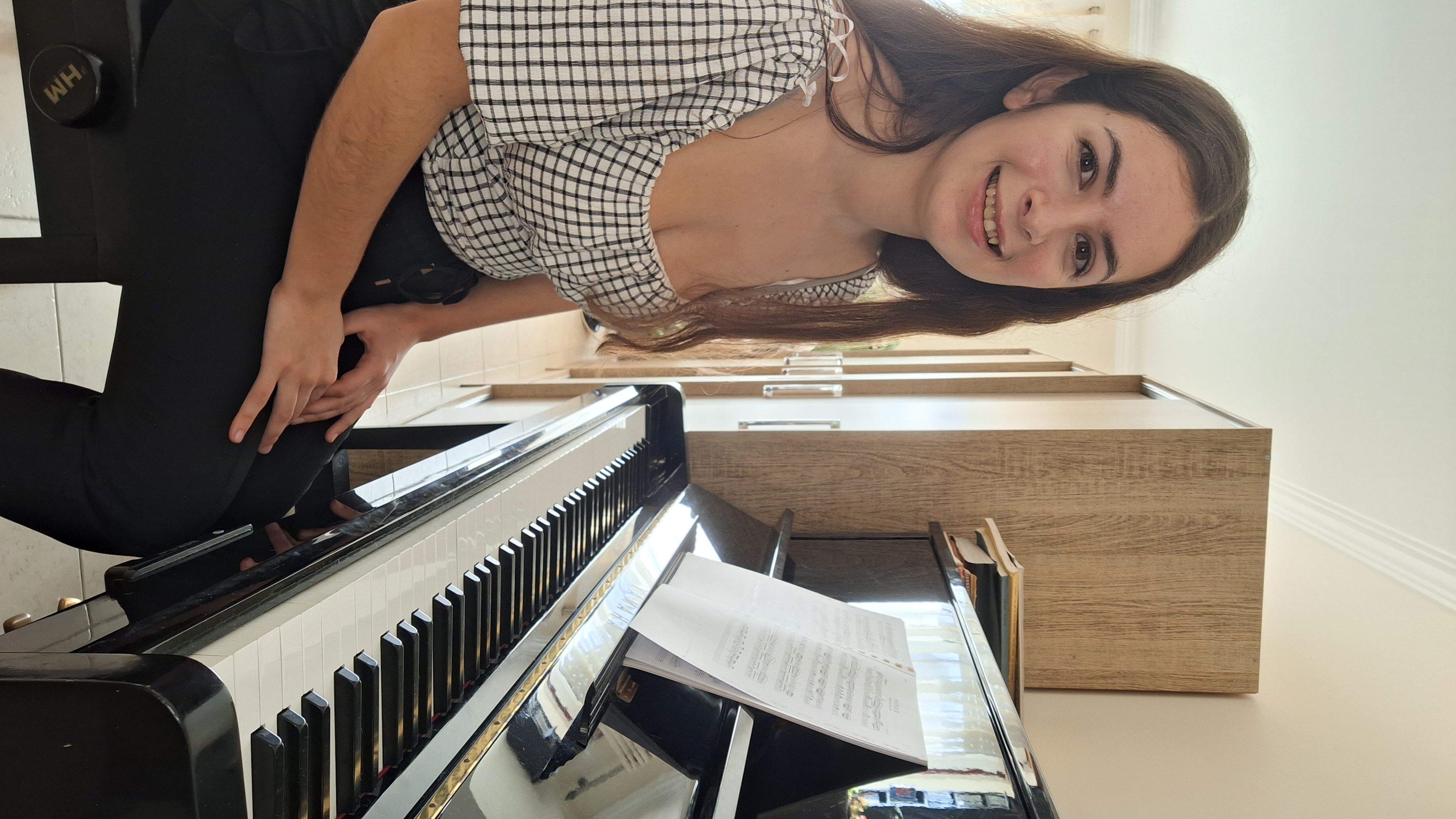 Mariana ao piano